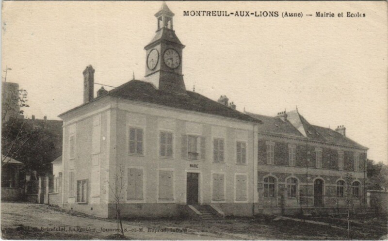 Carte postale ancienne Montreuil-aux-Lions - Mairie et Ecole à Montreuil-aux-Lions