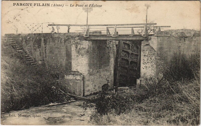 Carte postale ancienne Pargny-Filain - Le Pont et l'Ecluse à Pargny-Filain