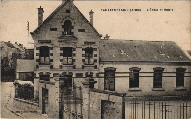Carte postale ancienne Taillefontaine - L'Ecole et Mairie à Taillefontaine