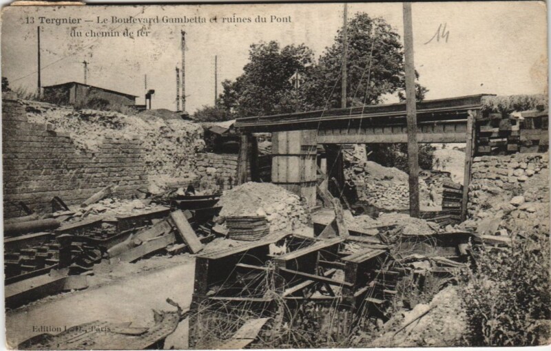 Carte postale ancienne Tergnier - Le Boulevard Gambetta et Ruines du Pont à Tergnier