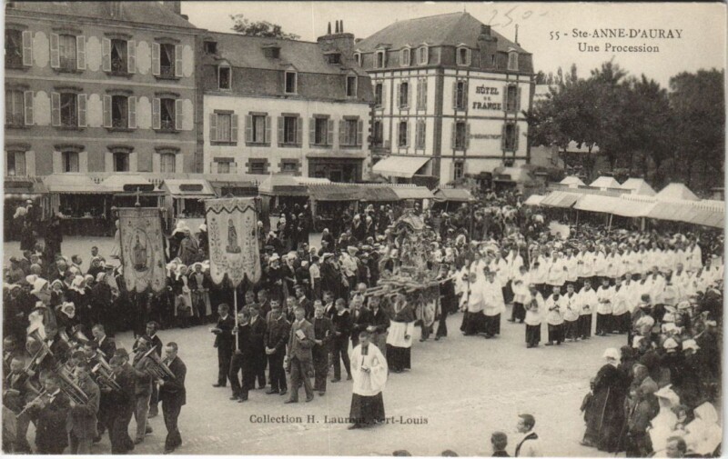 Carte postale ancienne Sainte-Anne-d'Auray - Une Procession à Sainte-Anne-d'Auray