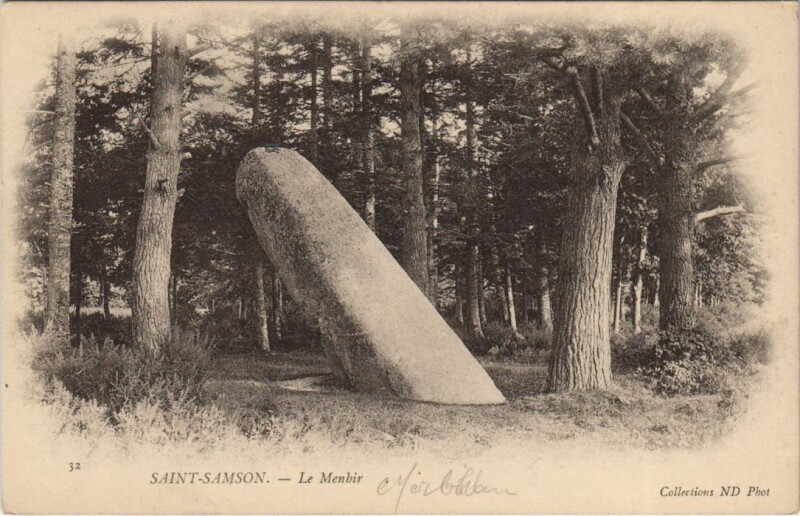 Carte postale ancienne Saint-Samson - Le Menhir