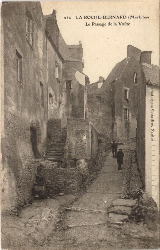 Carte postale ancienne La Roche-Bernard - La Passage de la Voute à La Roche-Bernard