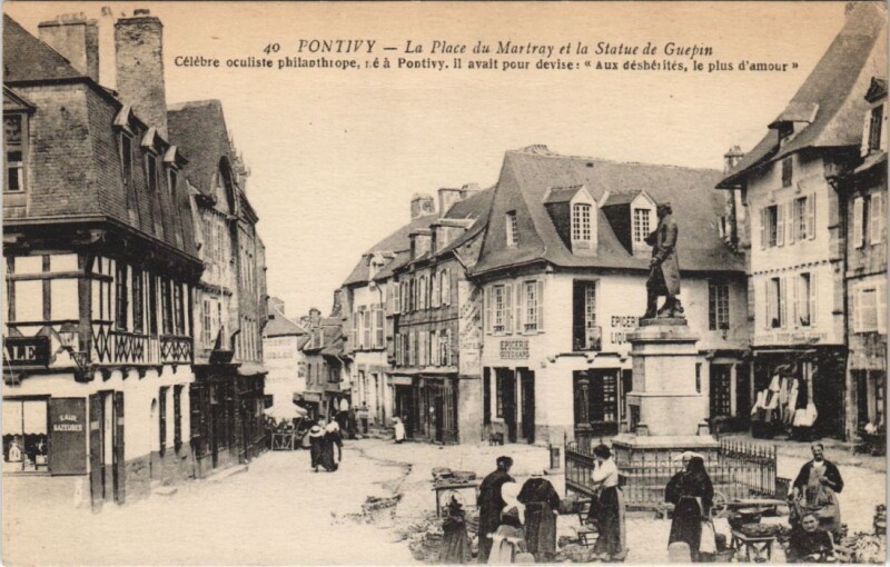 Carte postale ancienne Pontivy - La Place du Martray et la Statue de Guefon - Celebre... à Pontivy
