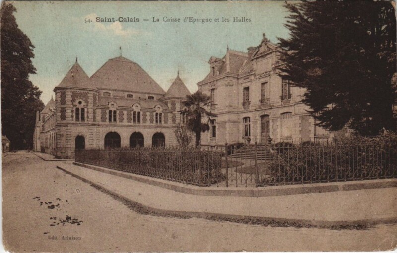 Carte postale ancienne Saint-Calais - La Caisse d'Epargue et les Halles