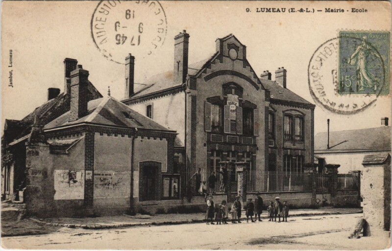 Carte postale ancienne Lumeau - Mairie - Ecole à Lumeau