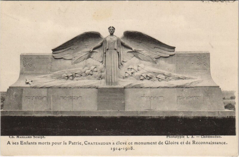 Carte postale ancienne A ses Enfants morts pour la Patrie Chateaudun a elevé ce monument