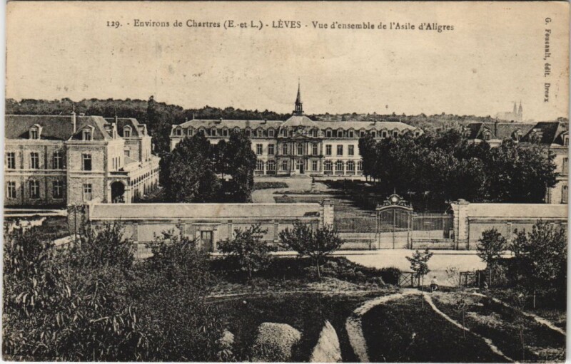Carte postale ancienne Environs de Chartres - Léves - Vue d'ensemble de l'Asile à Chartres