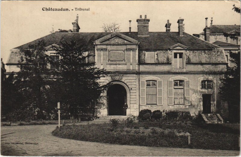 Carte postale ancienne Chateaudun - Tribunal à Châteaudun