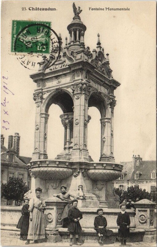 Carte postale ancienne Chateaudun - Fontaine Monumentale à Châteaudun
