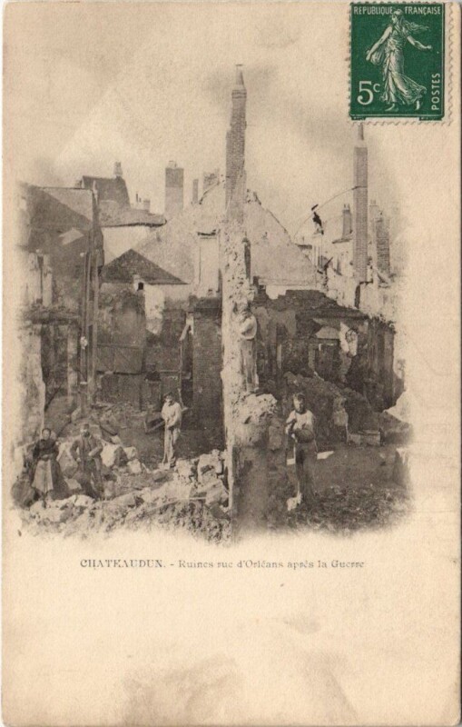 Carte postale ancienne Chateaudun - Ruines rue d'Orléans apres la Guerre à Châteaudun
