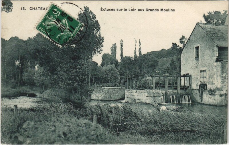 Carte postale ancienne Chateaudun - Ecluses dur le Loir aux Grands Moulins à Châteaudun