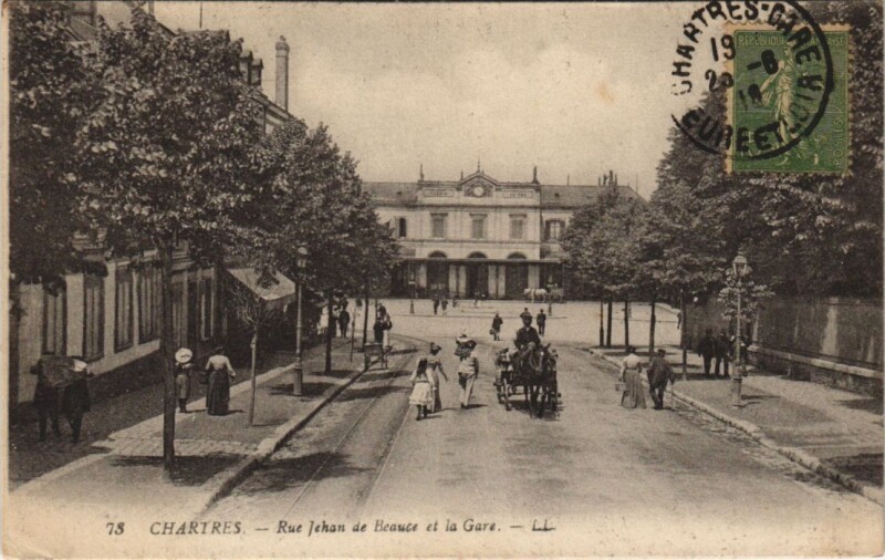 Carte postale ancienne Chartres - Rue Jehan de Beauce et la Gare à Chartres