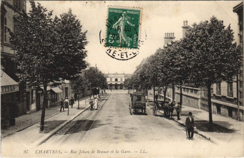 Carte postale ancienne Chartres - Rue Jehan de Beauce et la Gare à Chartres