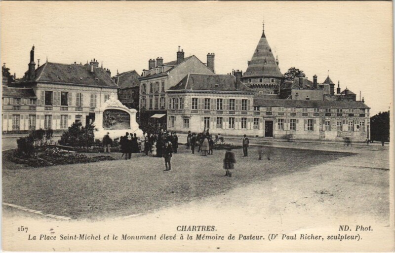Carte postale ancienne Chartres - La Place Saint-Michel et le Monument elevé a la Mémoire.. à Chartres