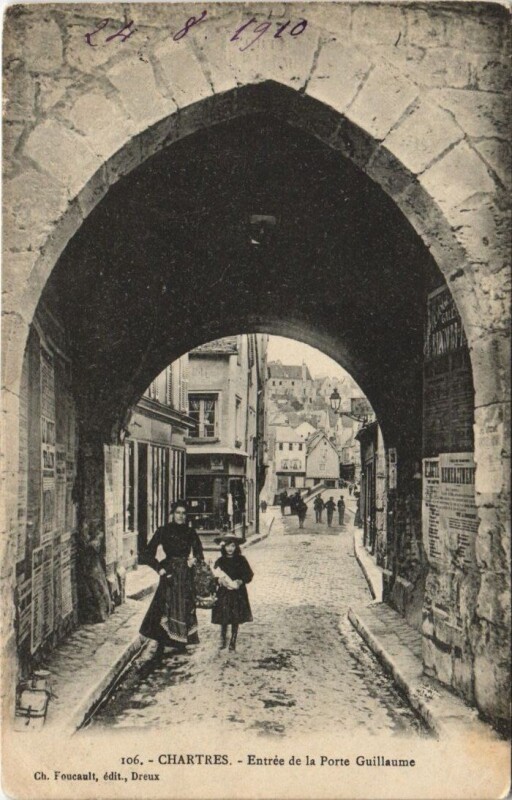 Carte postale ancienne Chartres - Entrée de la Porte Guillaume à Chartres