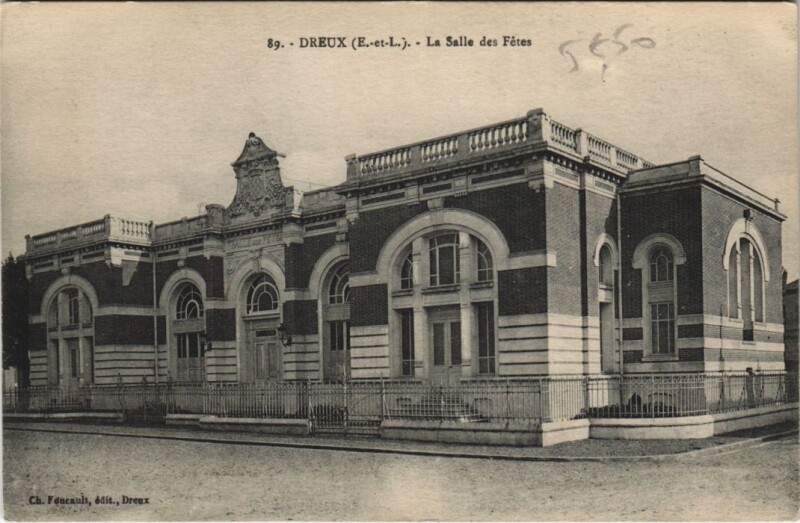 Carte postale ancienne Dreux - La Salle des Fetes à Dreux
