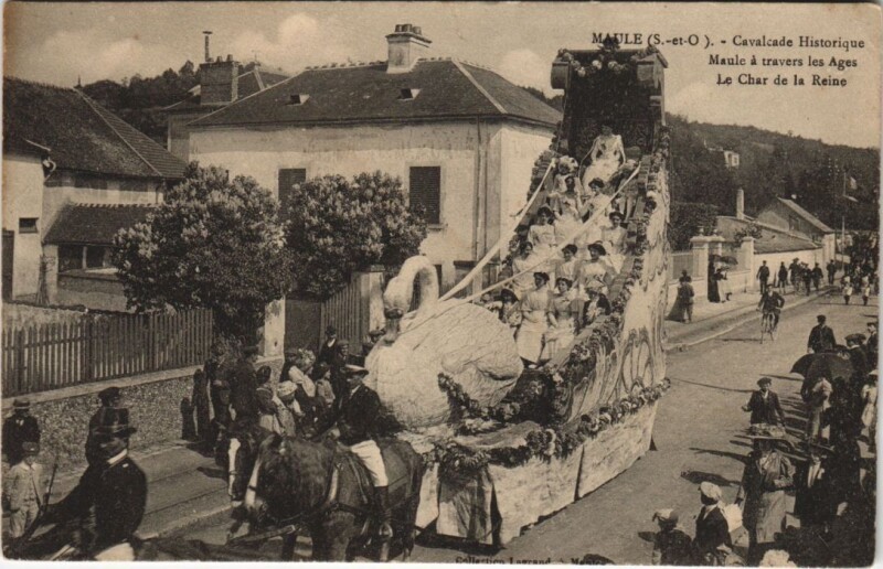 Carte postale ancienne Maule - Cavalcade Historique le char de la Reine à Maule