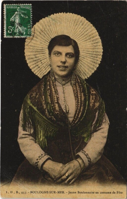 Carte postale ancienne Boulogne-sur-Mer - Jeune Boulonnaise en costume de Fete à Boulogne-sur-Mer