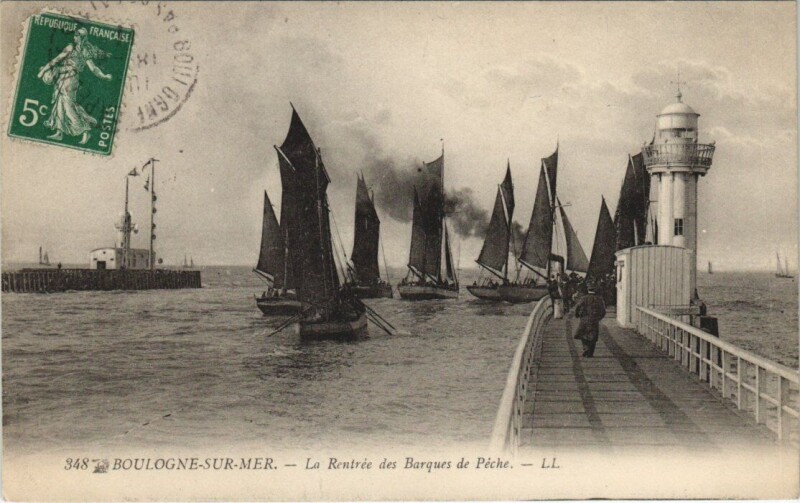 Carte postale ancienne Boulogne-sur-Mer - La REntrée et Barques de Peche à Boulogne-sur-Mer