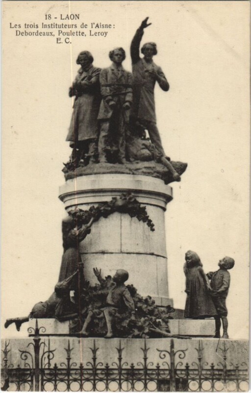 Carte postale ancienne Laon- Les trois Instituteurs de l'Aisne France