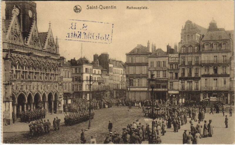 Carte postale ancienne Saint Quentin- Rathausplatz France à Saint-Quentin
