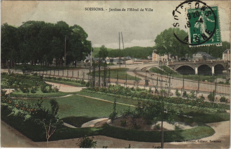 Carte postale ancienne Soissons- Jardins de l'Hotel de Ville France à Soissons