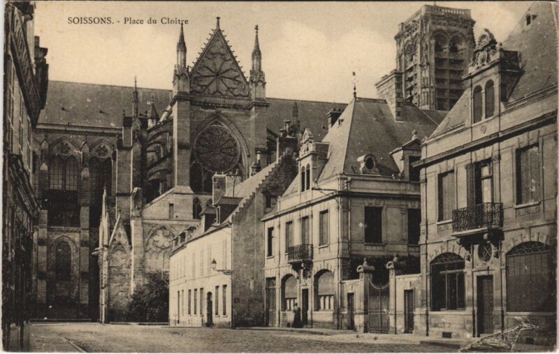 Carte postale ancienne Soissons- Place du Cloitre France à Soissons
