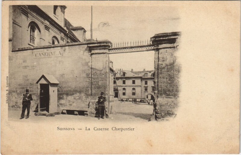 Carte postale ancienne Soissons- La Caserne Charpentier France à Soissons
