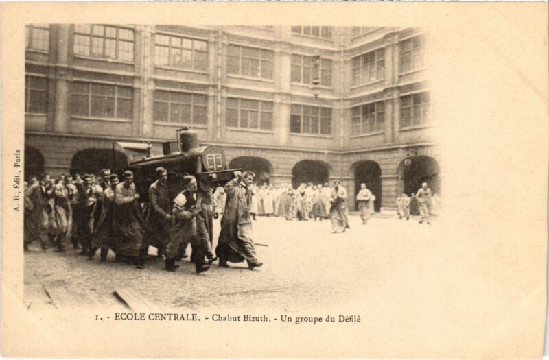 Carte postale ancienne Paris 3e Ecole Centrale Chahut Bizuth un groupe du Defile à Paris 3e