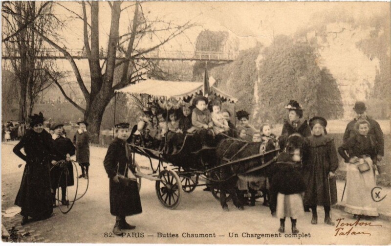 Carte postale ancienne Buttes-Chaumont - Un Chargement Complet à Paris 19e