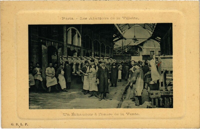 Carte postale ancienne Les Abattoirs de la Villette - Un Echaudoir à l'heure de la Vente à Paris 19e