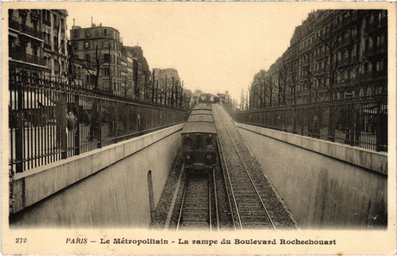 Carte postale ancienne Le Métropolitain - La rampe du Boulevard Rochechouart à Paris 18e