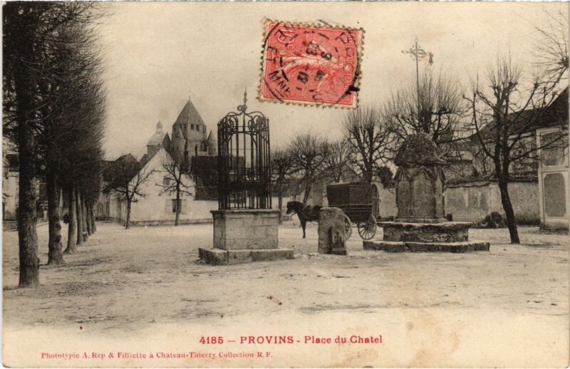 Carte postale ancienne Provins Place du Chatel à Provins