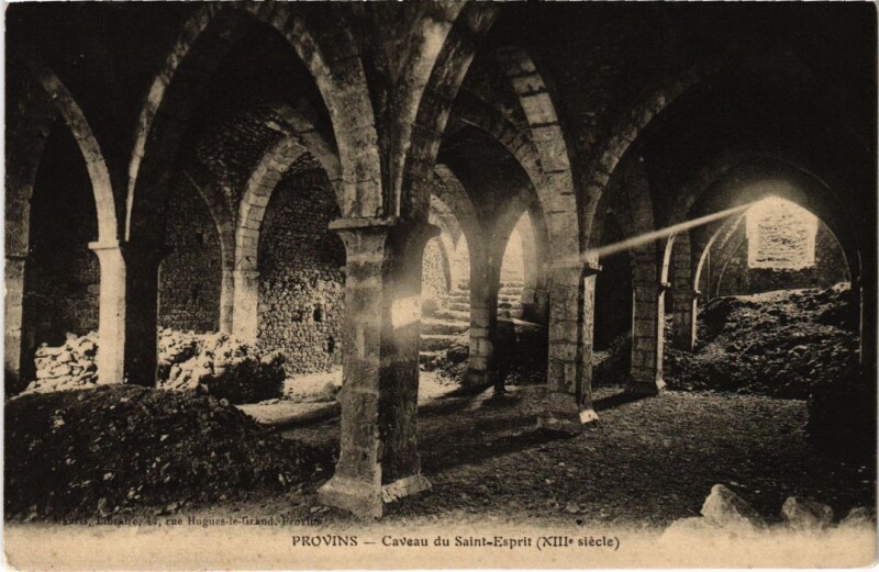 Carte postale ancienne Provins Caveau du Saint-Esprit à Provins