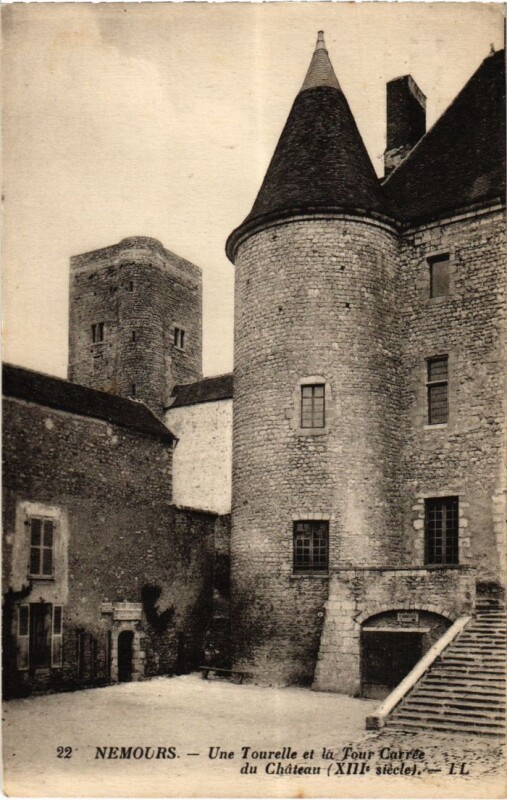 Carte postale ancienne Nemours Une Tourelle et la Tour Carree du Chateau à Nemours