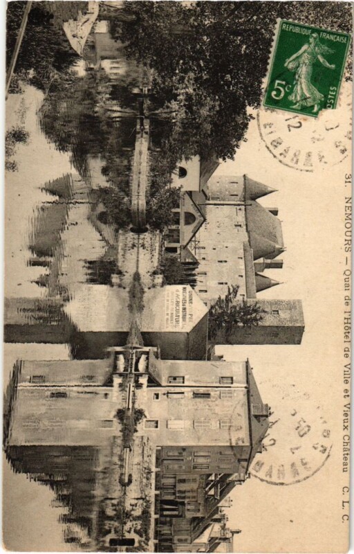 Carte postale ancienne Nemours Quai de l'Hotel de Ville et Vieux Chateau à Nemours