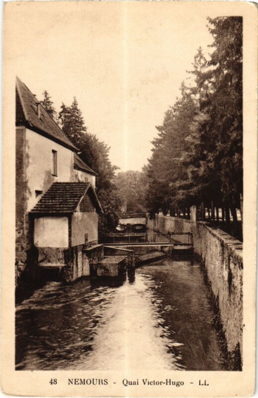 Carte postale ancienne Nemours Quai Victor Hugo à Nemours