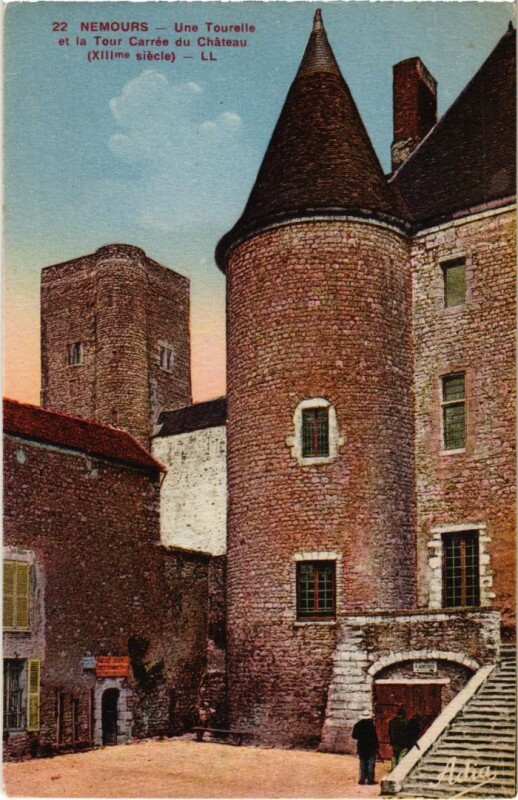 Carte postale ancienne Nemours Une Tourelle et la Tour Carree du Chateau à Nemours