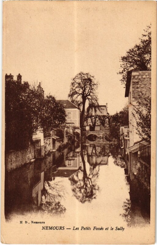 Carte postale ancienne Nemours Les Petits Fosses et le Sully à Nemours