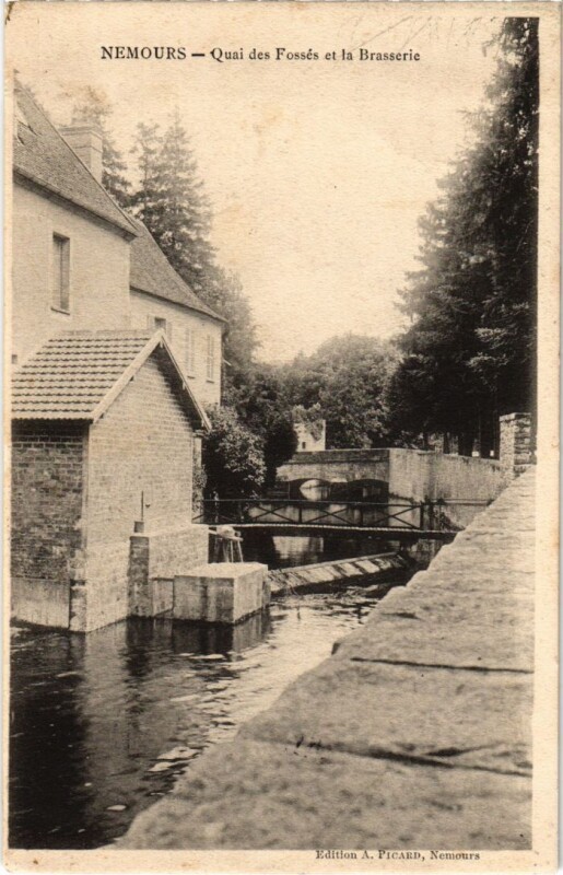 Carte postale ancienne Nemours Quai des Fosses et la Brasserie à Nemours