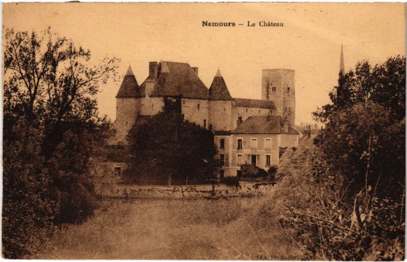 Carte postale ancienne Nemours Le Chateau à Nemours