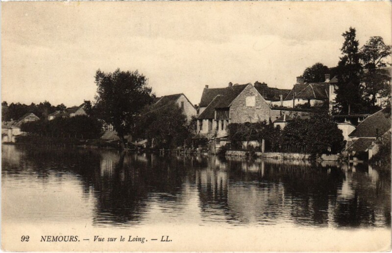 Carte postale ancienne Nemours vue sur le Loing à Nemours