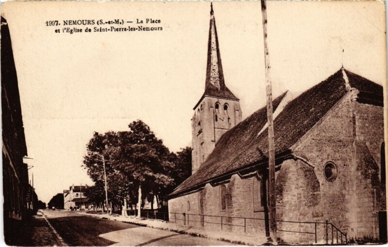Carte postale ancienne Nemours Place et l'Eglise de Saint-Pierre à Nemours