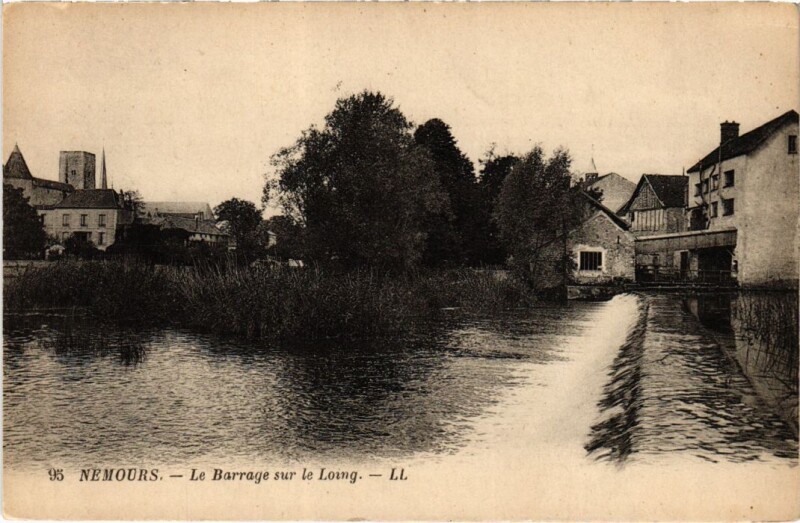 Carte postale ancienne Nemours Le Barrage sur le Loing à Nemours