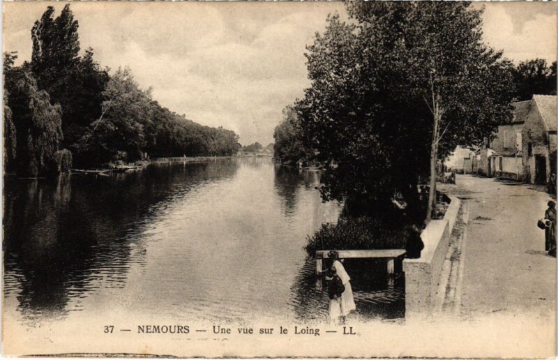Carte postale ancienne Nemours une vue sur le Loing à Nemours