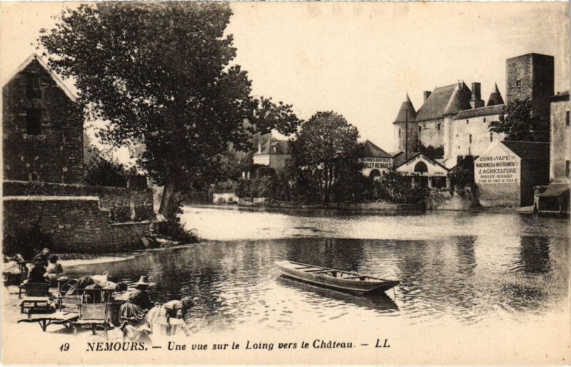 Carte postale ancienne Nemours une vue sur le Loing vers le Chateau à Nemours