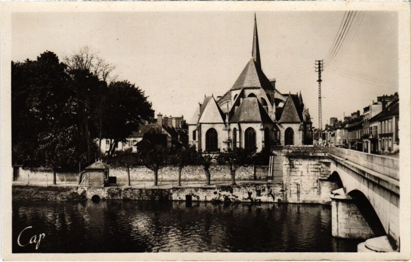 Carte postale ancienne Nemours vue sur l'Abside de l'Eglise à Nemours