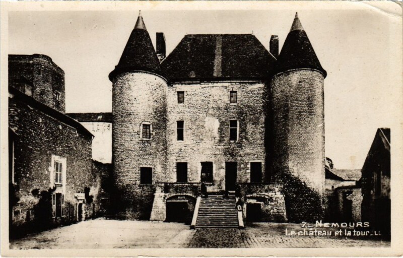 Carte postale ancienne Nemours Le Chateau et la Tour à Nemours