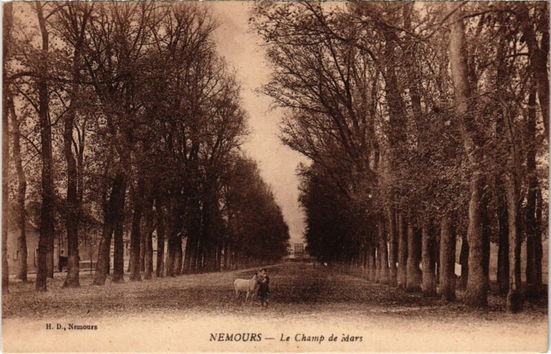 Carte postale ancienne Nemours Le Champ de Mars à Nemours